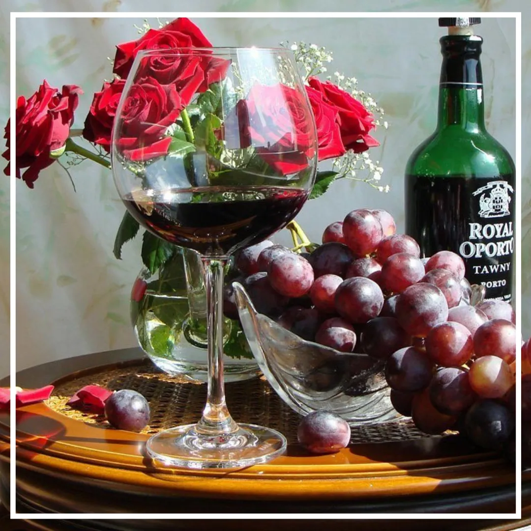 С днем рождения бокал вина. Натюрморт с вином. Натюрморт с вином и фруктами. Вино и цветы. Букет с вином.